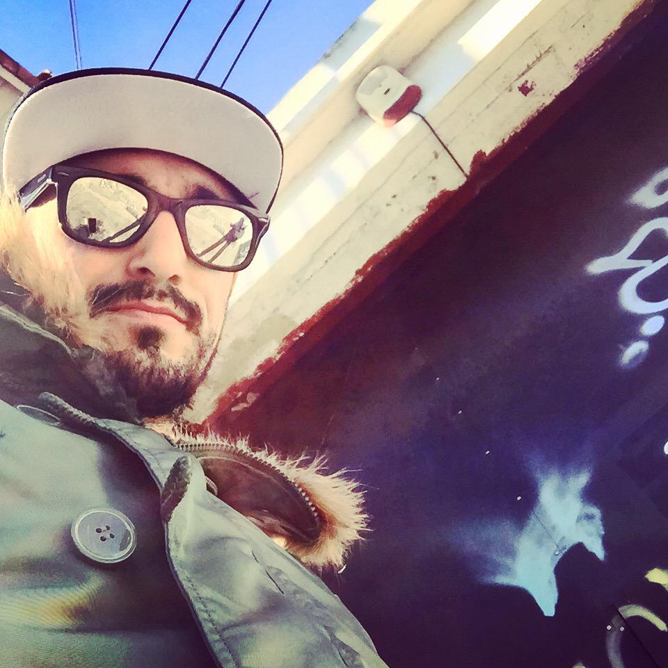 AbelPintos's tweet photo. Muchachit@s. Hoy también se ensaya. Hace frío. Y hacen muchas ganas de tocar y cantar también. http://t.co/OYvaGfsOUi