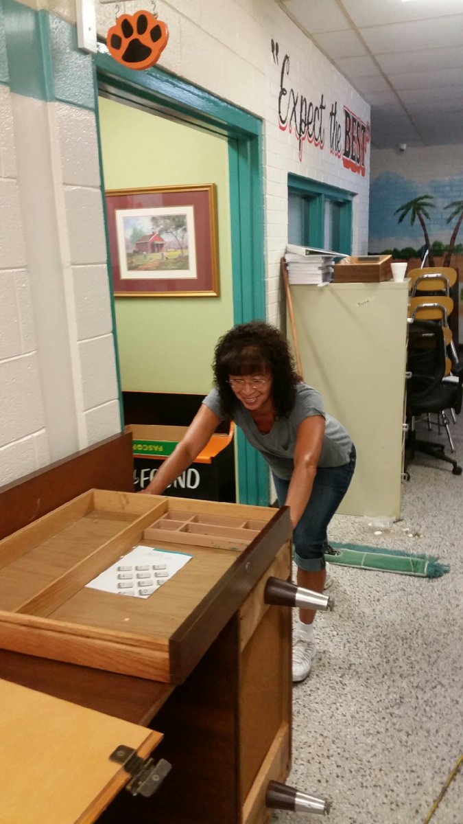 LeffewVivien's tweet photo. This is what happens when we only have one custodian!  Anything for our MR. BLUE!  #RFES    @RockfishTigers http://t.co/sKCiV6AfRA
