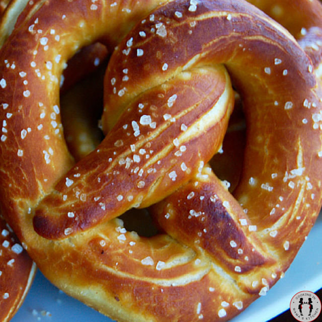CookingInMamasK's tweet photo. Soft Pretzels ... Soooo YUMMMMMY! #CIMK #Food #Recipe #Pretzels RECIPE Here: http://t.co/UWHgD31RDl http://t.co/slnp9B1OgR