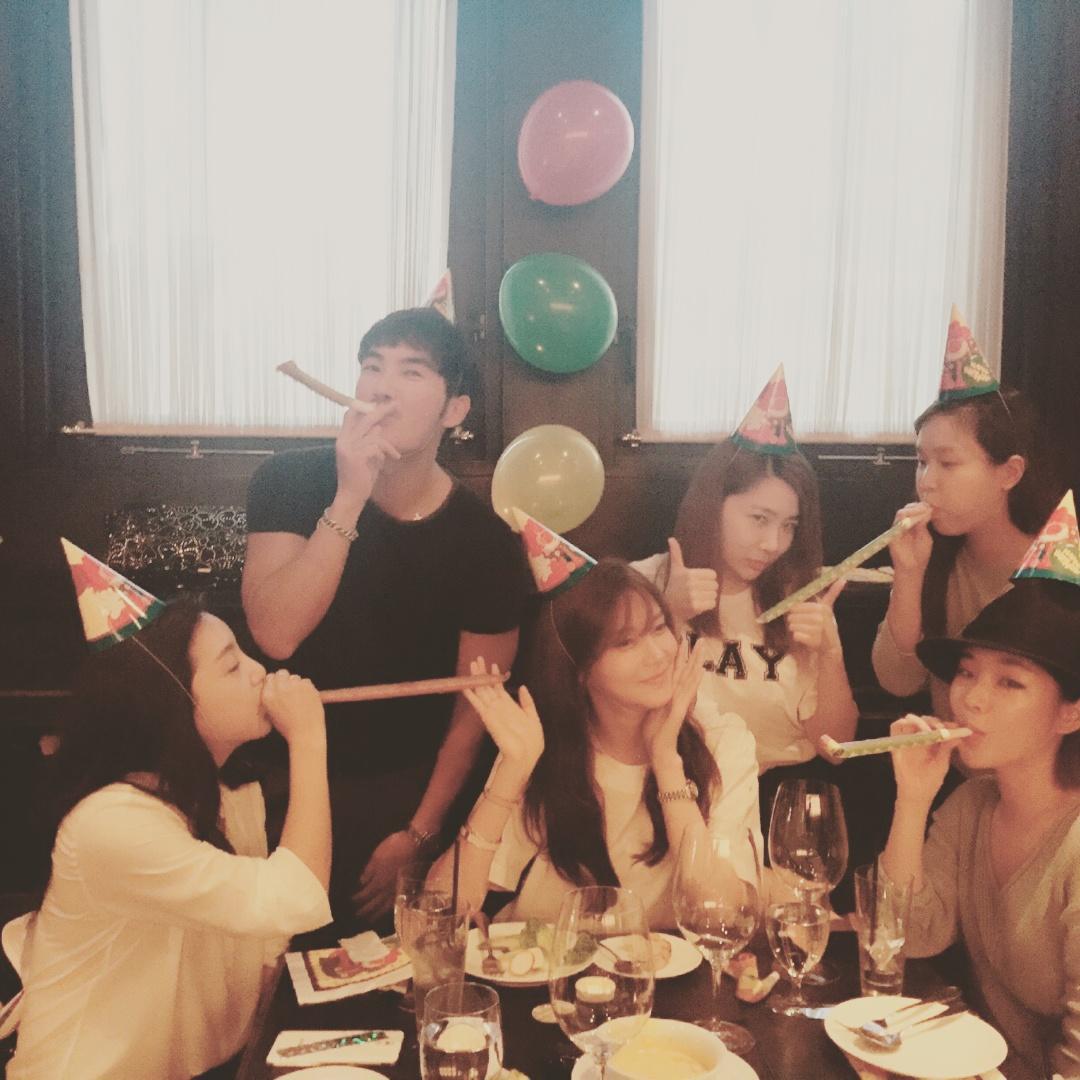 Bada0228's tweet photo. 착하고 예쁜뇨자 차예련 생일파티~♡
같이 추카추카 !~^^
예련이와 나의 공통점.
 착하고 예쁘다!  hahaha http://t.co/Mt83OGxAmb