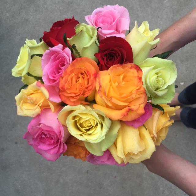 HyVee's tweet photo. Stop and smell the roses. 
Get 10 for $10 and a 10¢ #FuelSaver. 
🌹🌹🌹 http://t.co/toycdxyEdS