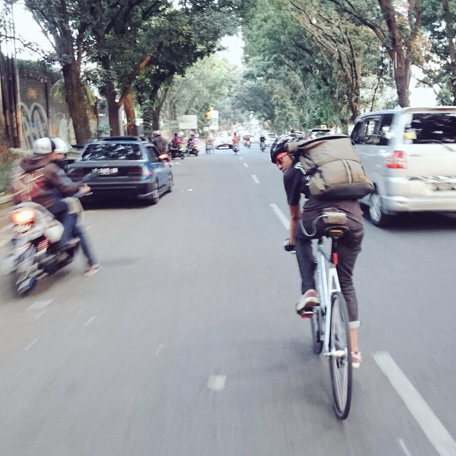 Edisi jalan-jalan sore menunggu berbuka puasa bersama teman. Sekalian mengirimkan pesanan pakai tas dari <a href="/LBBJKT/">Life Behind Bars</a> :)