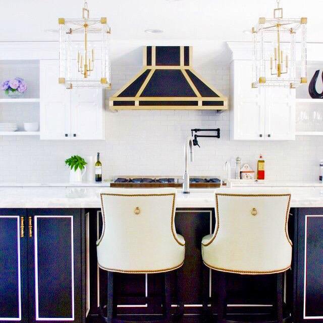 jsnowden1's tweet photo. 💎#GlamKitchen featuring #LuciteLanterns &amp; #GoldRange. I like contrasting color on island w/gold hardware. http://t.co/9l7Fqquxrc