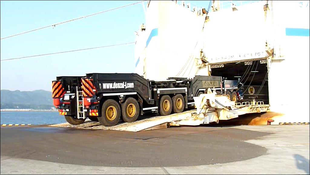 はたらく植物 人工植物 運搬機械模型の お座敷マイクロ重工 昨年風発設置工事のため 北海道のクレーン 業者が鹿児島に来ていた 帰路 志布志港で大阪行フェリーに乗り込む 当時日本に二台しかなかったドイツ製超大型クレーン車のブームと台車