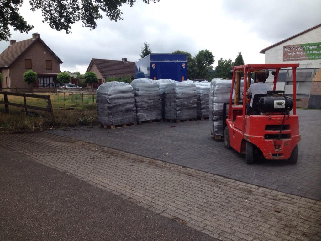Dakturf aan het lossen, voor 6 kleine projekten!!!