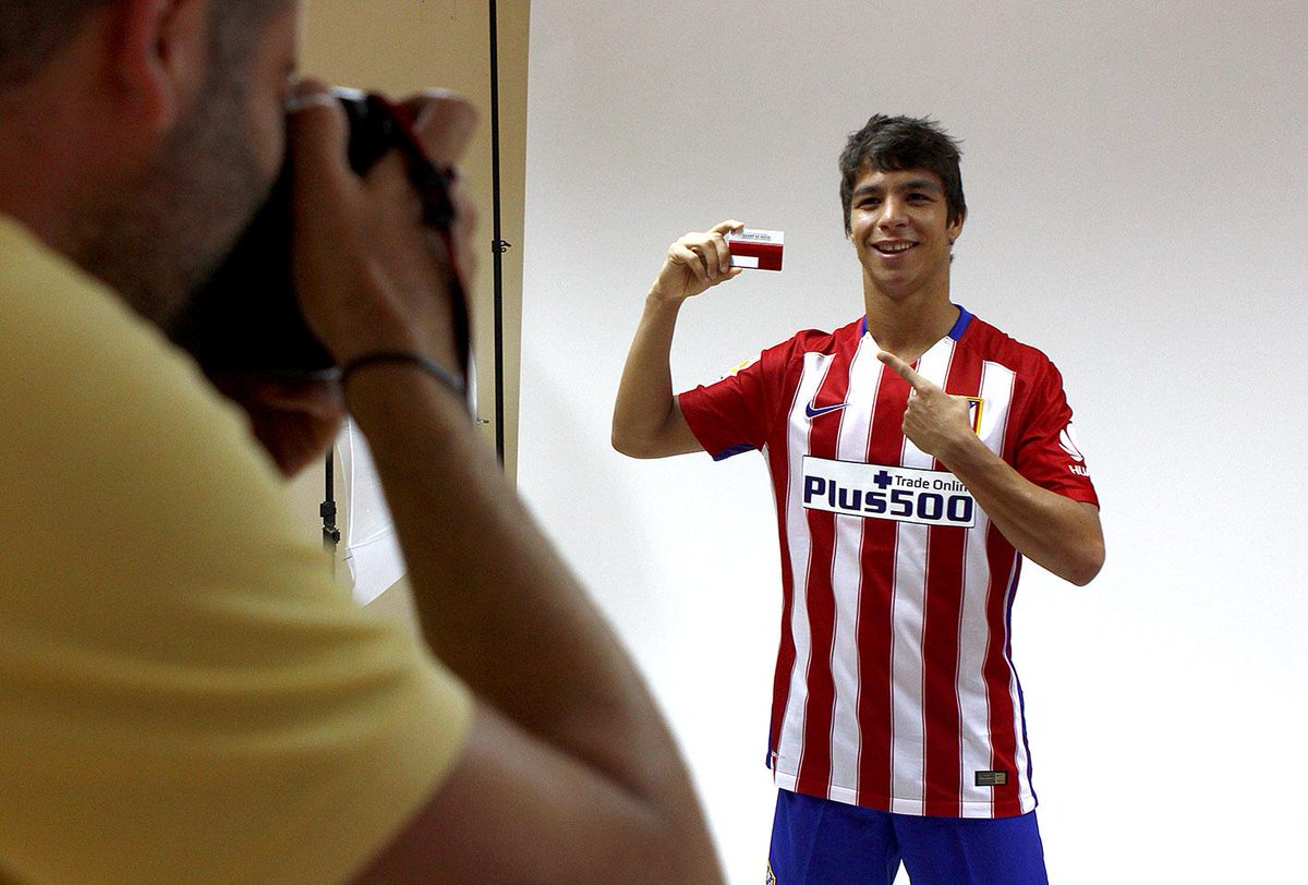 Atleti's tweet photo. SESIÓN DE FOTOS. Una de las citas ineludibles de la pretemporada ¡Toca posar para las cámaras del club! #AúpaAtleti http://t.co/MGC6YiN04F