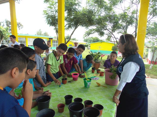 FIMLM's tweet photo. En Emiliano Zapata, Veracruz-MX, @MLPiraquive  brinda amor y alegría a través de la campaña educativa #YoQuieroSer http://t.co/LdfjxFmd41