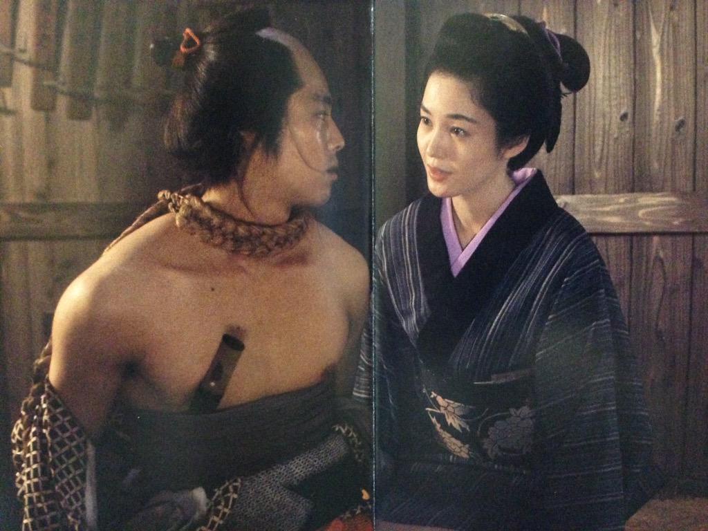 美濃 五社英雄監督の 女殺油地獄 のパンフもあった お吉 樋口可南子 と与兵衛 堤真一 の場面なんだけど 与兵衛なんで縛られてるんだ 全然覚えてないや 髷の根に赤紐が見えるし 下は赤褌だよ Http T Co Shor16ayqq Twitter