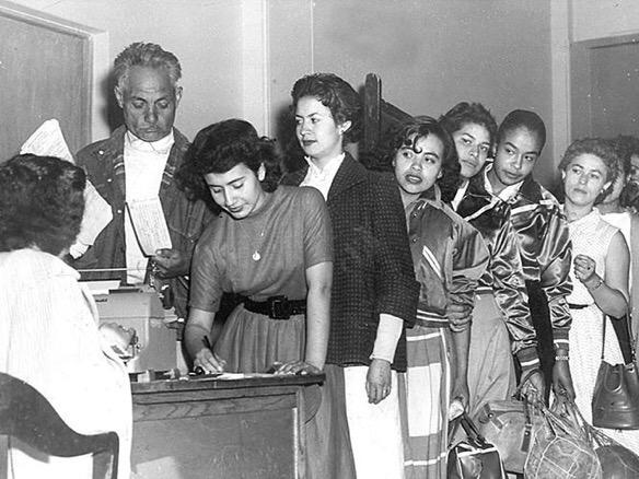 aryestrada3's tweet photo. Hoy, hace 60 años, las mujeres mexicanas acudieron por primera vez a las urnas para ejercer su voto #FelizViernes http://t.co/bHdnGrnrrl