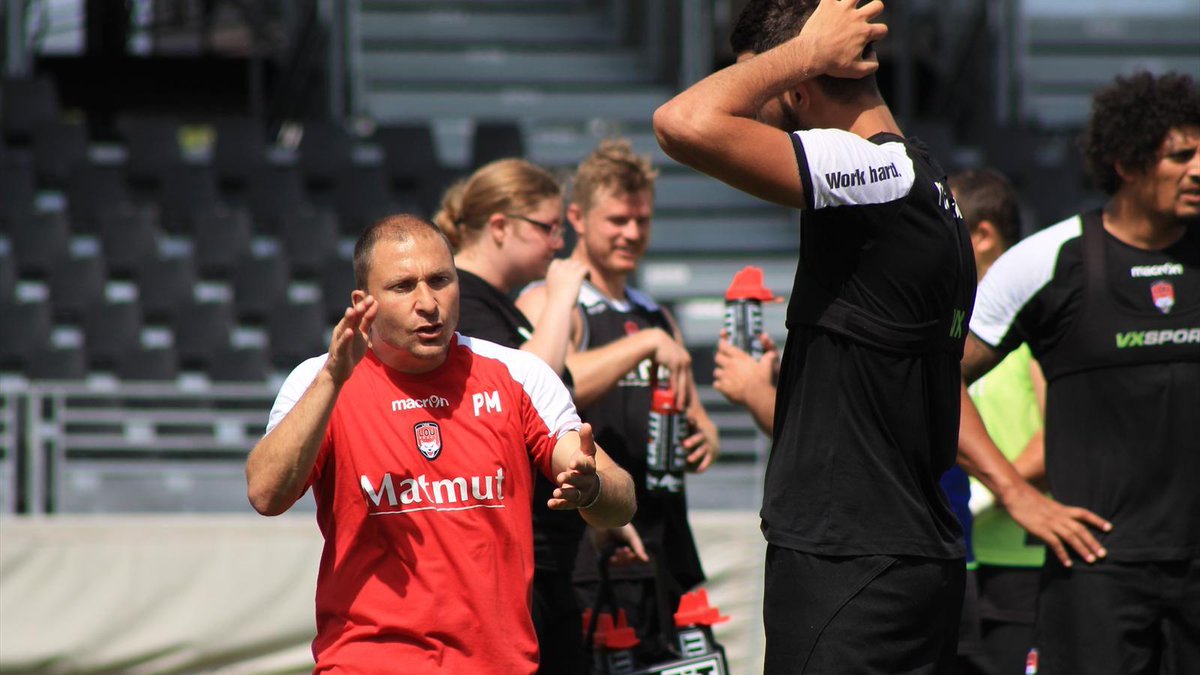 RugbyramaFR's tweet photo. A Lyon, Mignoni n'a vraiment pas tardé pour donner de la voix @LeLOURugby @JulienPlazanet http://t.co/ataKk0efi1 http://t.co/RfHBQgfsab