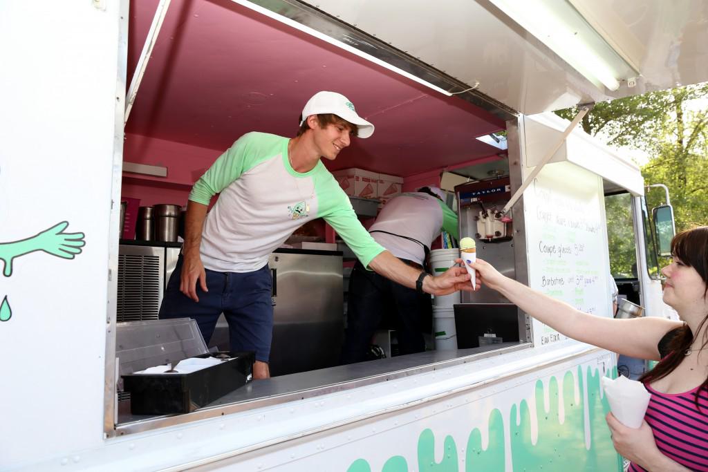 midnightpoutine's tweet image. It&apos;s time for #streetfood from #MTLfoodtrucks @parcolympique from @CuisineDeRue! #FirstFriday bit.ly/1gcCrjV