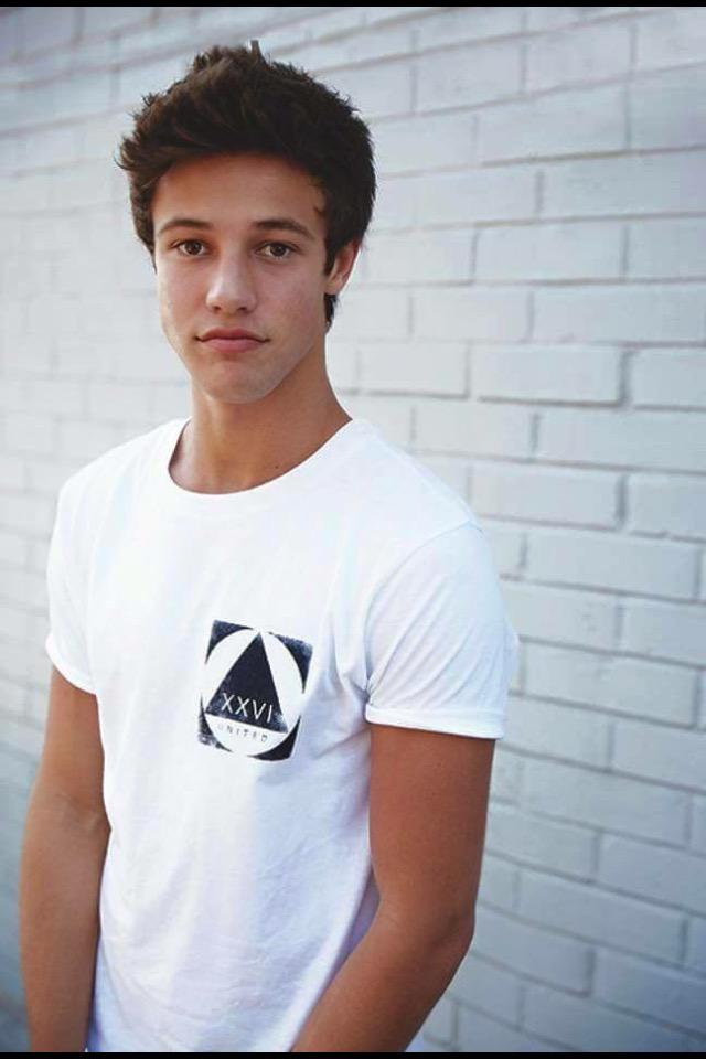 NHGrier_France's tweet photo. Cam you came to paris I was SO happy,I hope u will come back and your fans love You💙@camerondallas #CameronInParis http://t.co/FFNWvZxp8R