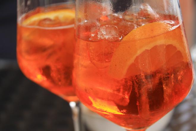 Inconnu il y a 5 ans, le Spritz est devenu le cocktail du moment. Retour sur ce coup marketing style.lesinrocks.com/2015/07/03/com…