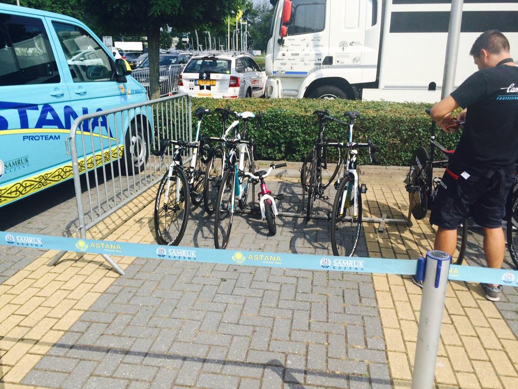 Niketimmermans's tweet photo. Kee haar fiets word ook klaar gemaakt voor morgen 👍 @AstanaTeam http://t.co/Gm4svnC0Sv