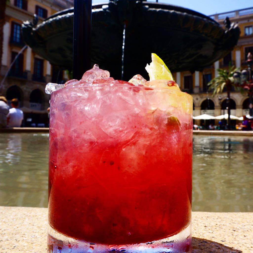 ocanabcn's tweet photo. #bramble #time #gin #dry #lemon #sugar #brumbles #cocktail #mixology #bartender #barcelona #ocana #ocaña @bombaydry http://t.co/cW4dYteNot