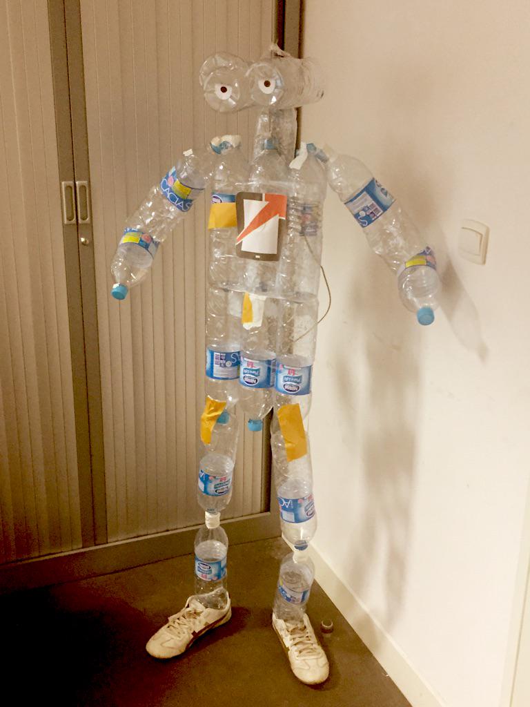 tapvalue's tweet photo. Meet T4P, notre robot-mascotte grandeur nature :-) #recycling #DIY #geekattitude http://t.co/Bx7MPWDIJX
