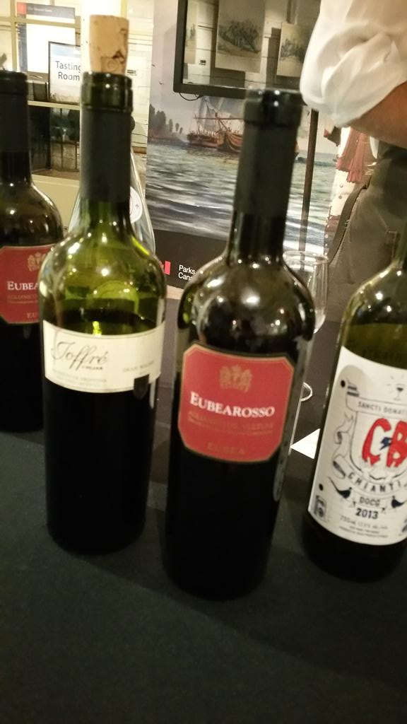 LAPAYNER's tweet image. Thanks for the wine lesson last night @CharliesBurgers @tasteoftoronto #moreEubearossoPlease