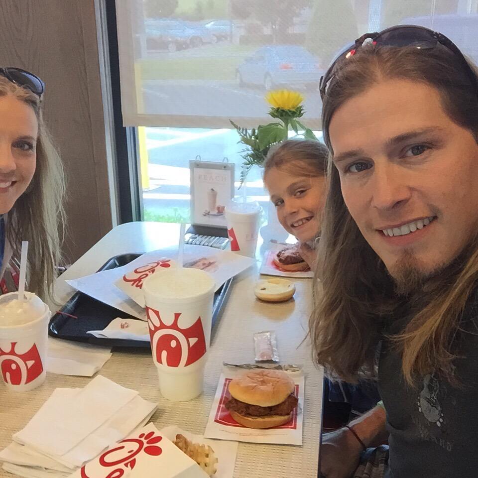 chickenmanWF's tweet photo. @JMCOfficial good to see you. Thanks for coming in. #callandrequest #whatcolorisyoursky 🐔>🐄 http://t.co/hycuVAKUn6