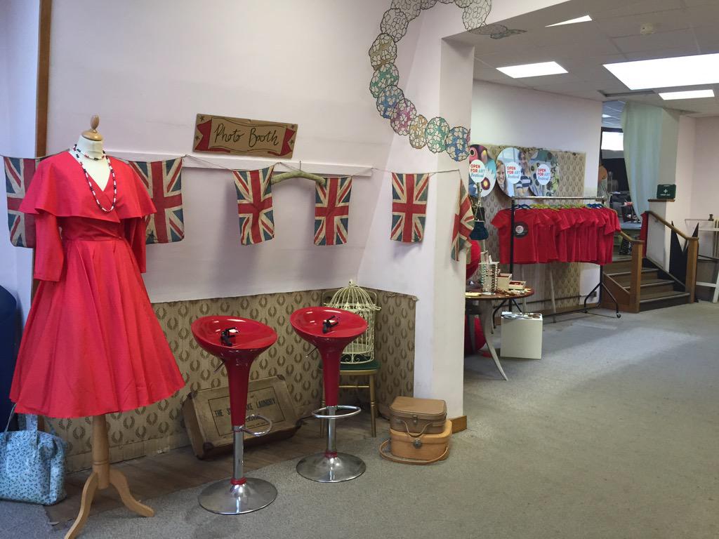 VintagedUp's tweet photo. ready for our #stepintovintage #vintageworkshop @AlexandraVint #CHOOSEVINTAGE http://t.co/Pydjio7KXQ