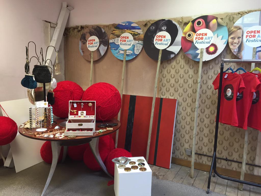 VintagedUp's tweet photo. ready for our #stepintovintage #vintageworkshop @AlexandraVint #CHOOSEVINTAGE http://t.co/Pydjio7KXQ
