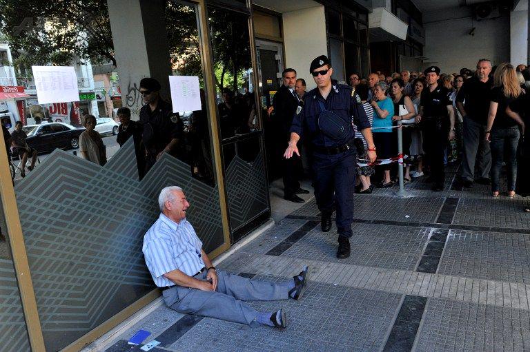 #Grecia | Un hombre llora frente a un banco mientras los pensionados hacen fila por su dinero. Por Sakis Mitrolidis