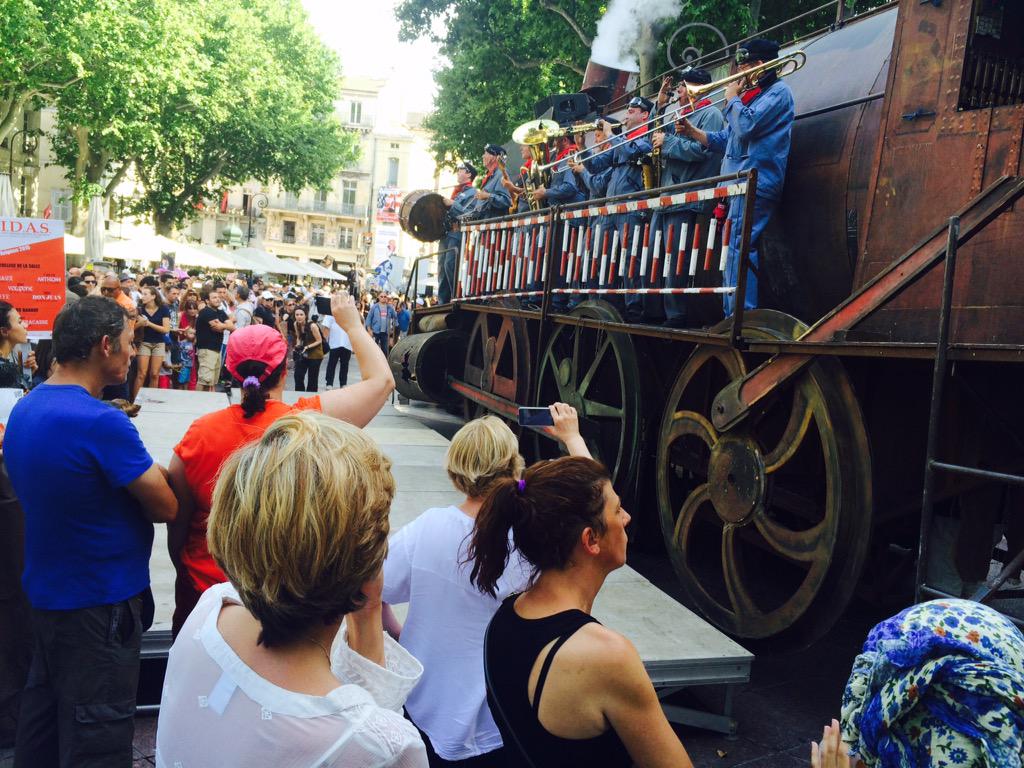 Longue et belle route à la locomotive du OFF 🚂. #Avignon #FDA15