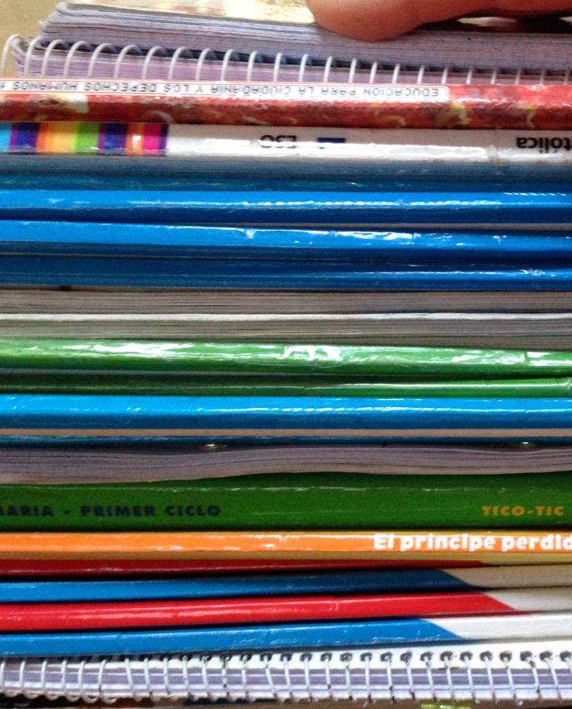 JaviNieves's tweet photo. Libros que ya NADIE puede reutilizar por cambio de proyecto. Esto no es sostenible para ninguna familia ni sociedad http://t.co/VgUOh0PsdM