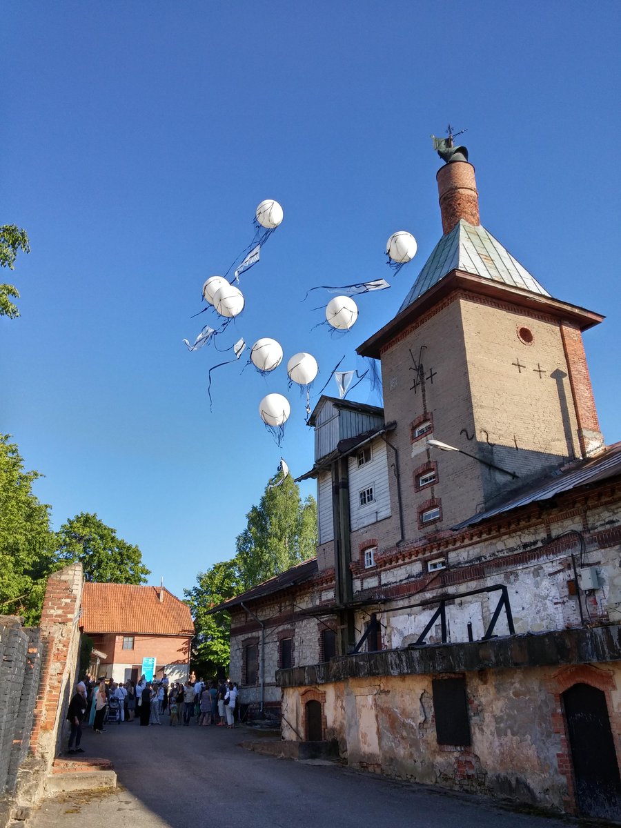 Dārgie draugi, mākslas festivāls "Cēsis 2015" ir sācies un līdz pat 9. augustam <a href="/Cesis_lv/">Cēsu novads</a> pildīsies krāsām un skaņām!