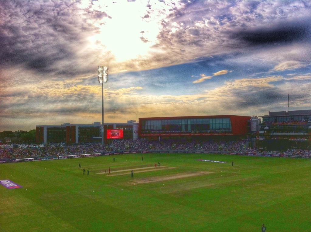 Colpeakbagger's tweet photo. #summerlive - come on lankyshire! http://t.co/NFIFmi0RCo