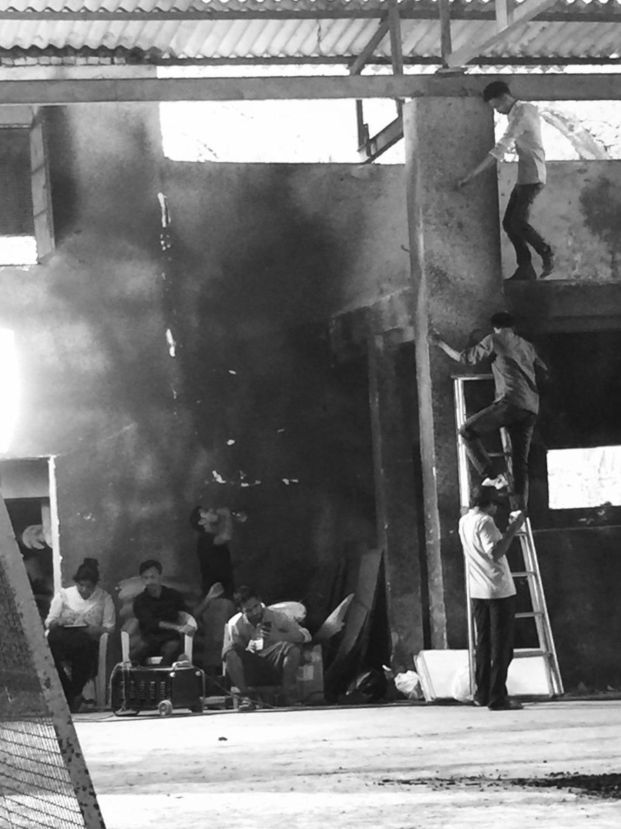 shivaajisatam's tweet photo. #CID  light men at work on the sets ... amazing guys with amazing energy 👍😊 simply admire &amp; appreciate them👏 http://t.co/IcKIJZpHyH