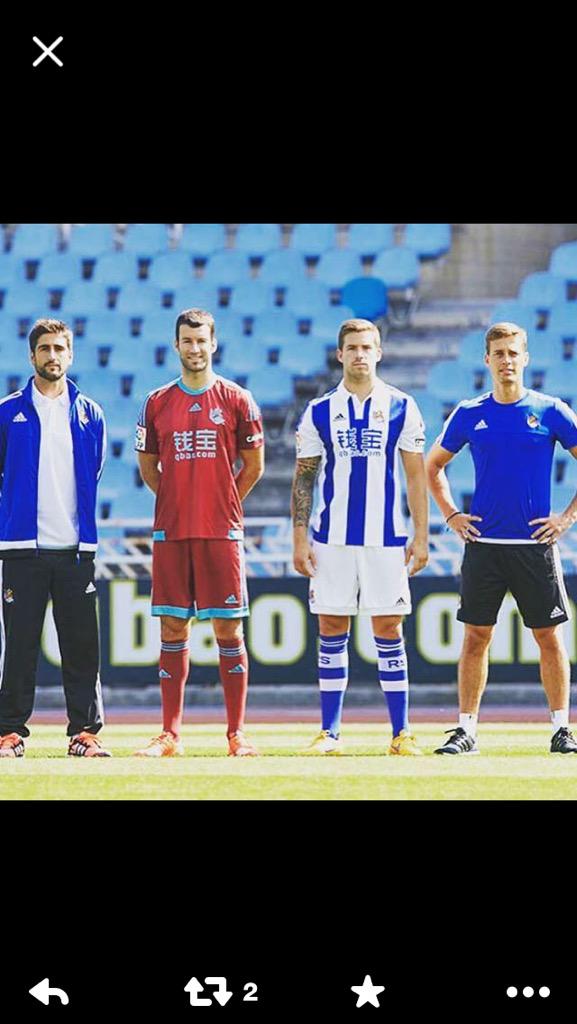 RealSociedadNe's tweet photo. Esta mañana an sido presentadas las nuevas camisetas de la real. Resultado: http://t.co/FQeQ9j7O2m