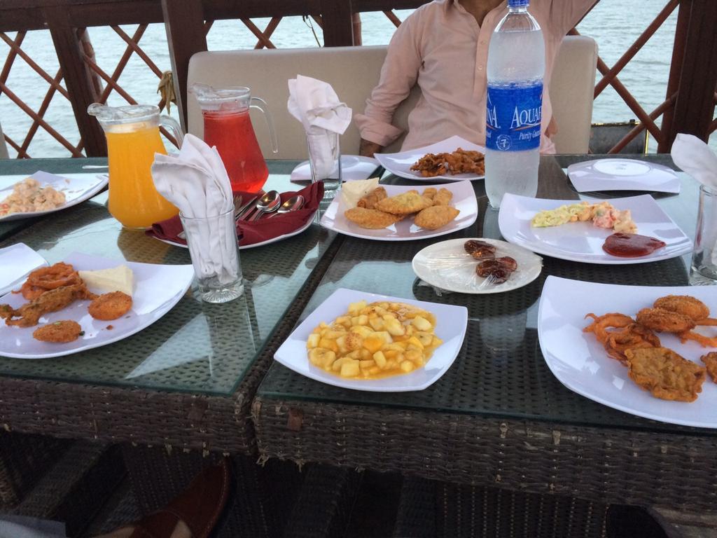 JavedNLaghari's tweet image. #Aftaar #Friends #Ramzan
With @arifqureshi123  &amp;amp; Amjad ali