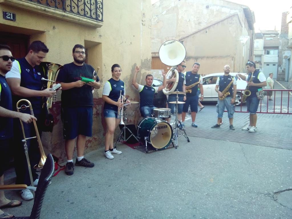 BarChandro's tweet photo. en directo desde terraza Chandro en la Oktoberfest con "Charanga los Cachorros" http://t.co/Yrsncrqa4i