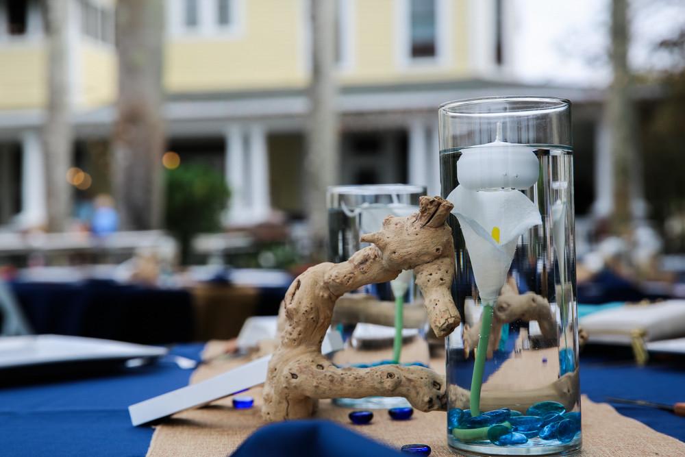 A charming seaside tablescape :) <a href="/EmilyKathaarine/">The Ganeys</a>: onthegobride.com/2015/06/romant…