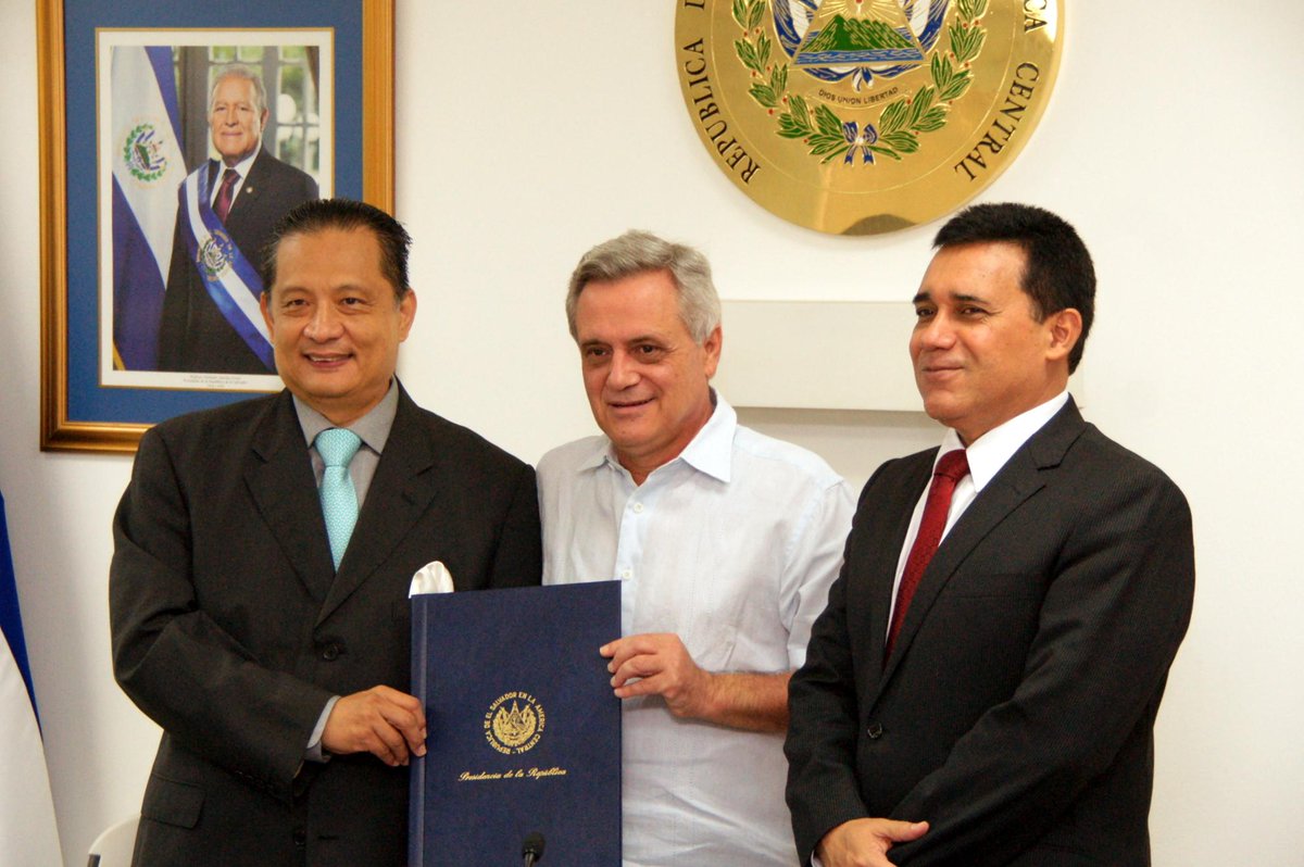 GobernacionSV's tweet photo. Autoridades reciben donativo de China Taiwán para actualizar registro de veteranos de guerra https://t.co/6F25hz5PFH http://t.co/Z0Cy7QeH7C