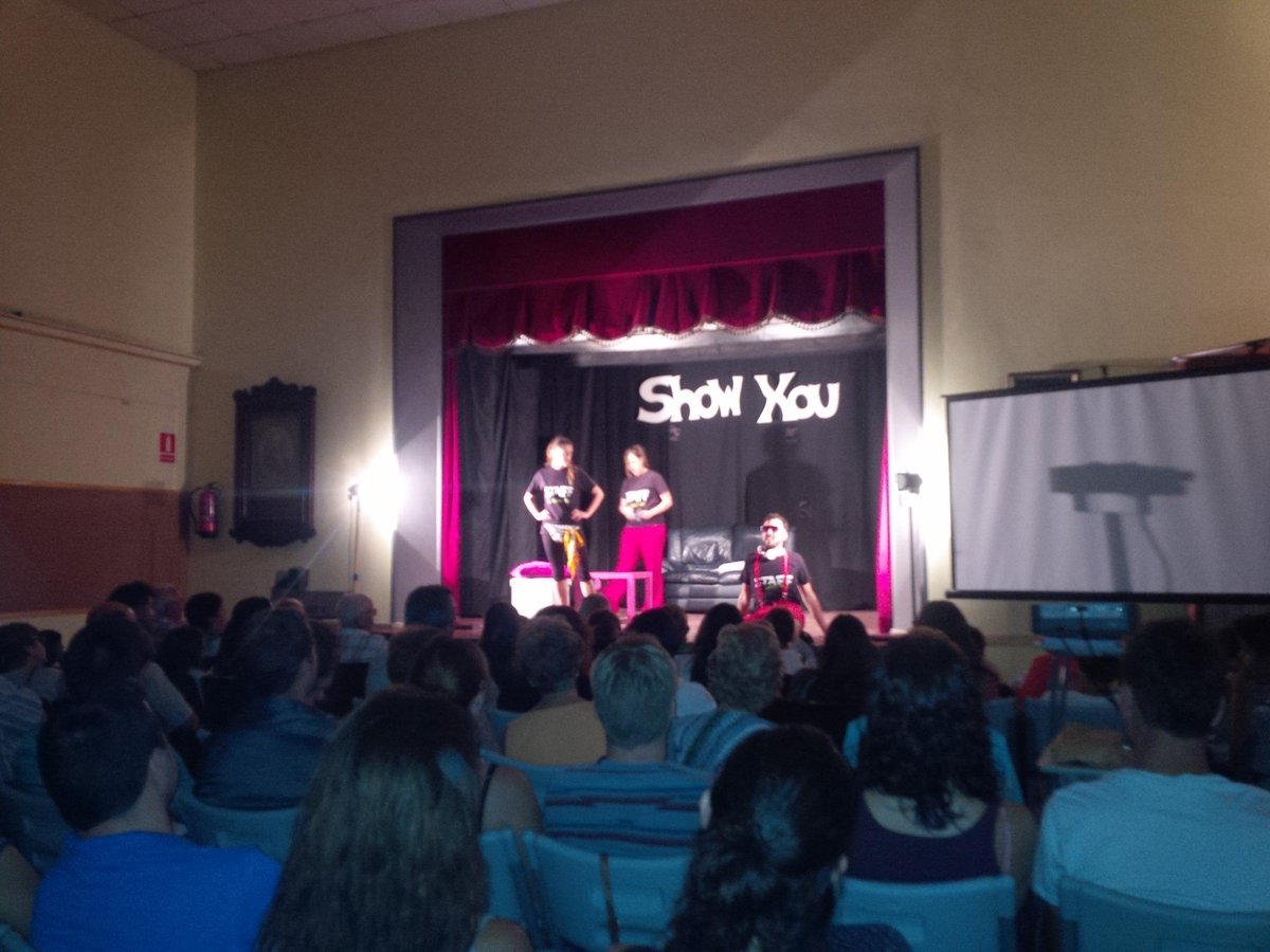pepsantapau's tweet photo. Sala plena per veure l'obra #showxou de la @companyiapicpic. Comença el @DESCAMPAT @ajsantapau @visitsantapau http://t.co/i8UL1Zp1F3