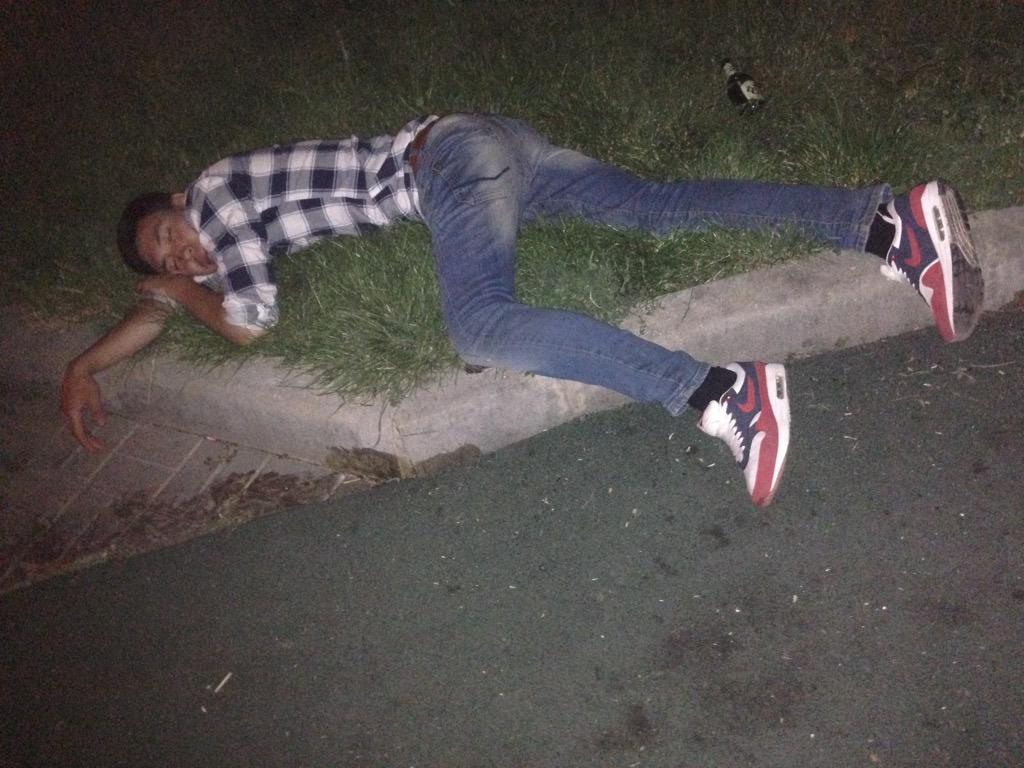 Я надеюсь не у меня одной такие отчаянные друзья, которые набухавшись в говно - валяются посреди улицы