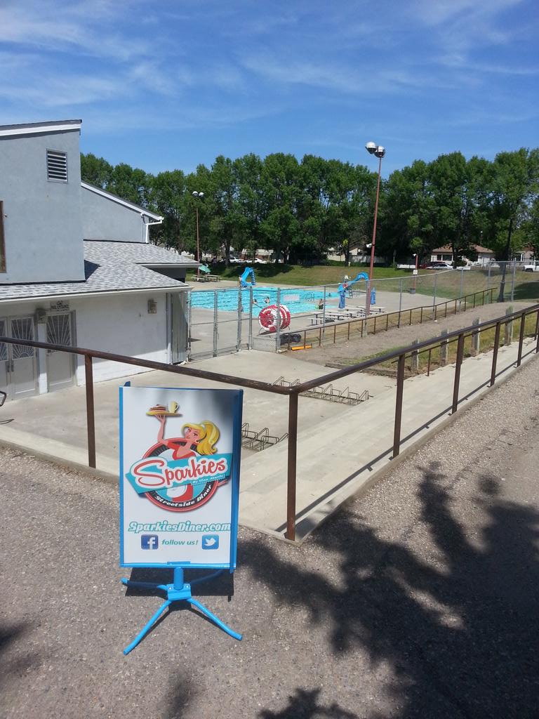 SparkiesDiner's tweet photo. #yql cant get better than this on a Friday...pool...burger...ice cream floats @WestminsterNA http://t.co/J4i1GdLuTz