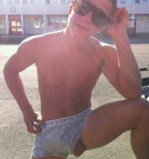 TheUnderballs's tweet photo. Una de las mejores selfie #underballs 👅 http://t.co/QRvGgKGjhD