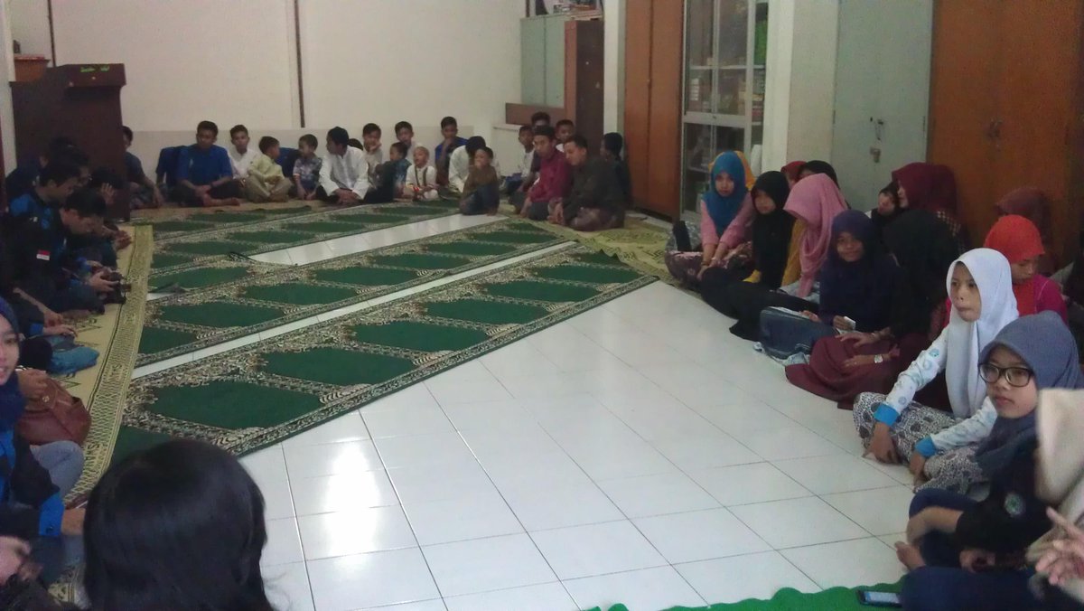 Jumat (3/07) acara buka puasa bersama anak-anak panti asuhan Al-Ahad, Mojosongo sbg wujud kepedulian kami thd sesama