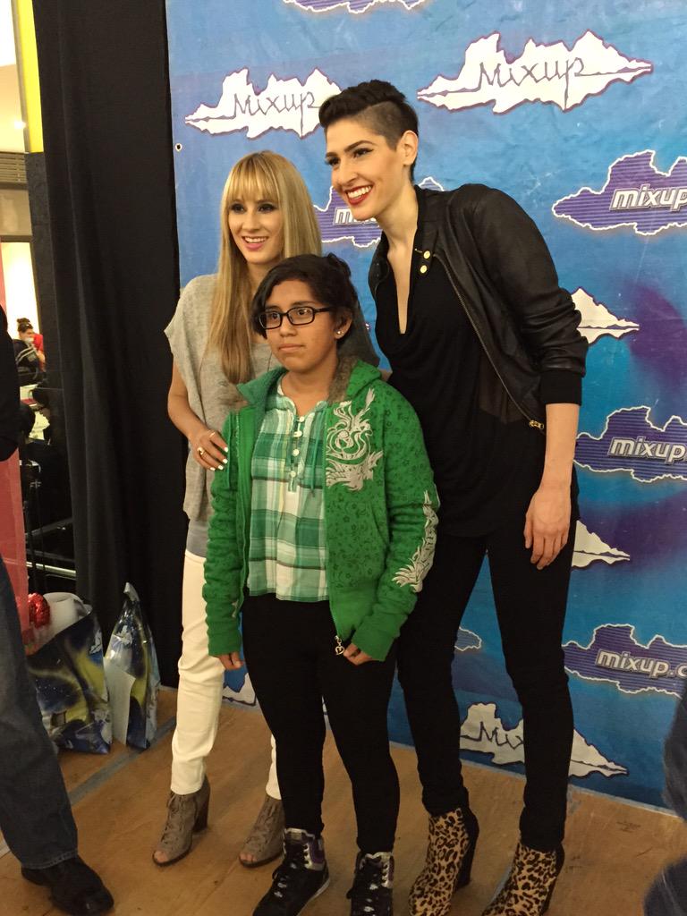 MixupTeam's tweet photo. El dúo de rock-pop mexicano @haashoficial son todo un éxito. Más de 1500 personas en #MixupEcatepec @sonymusicmexico http://t.co/gm4sUDn7Yu