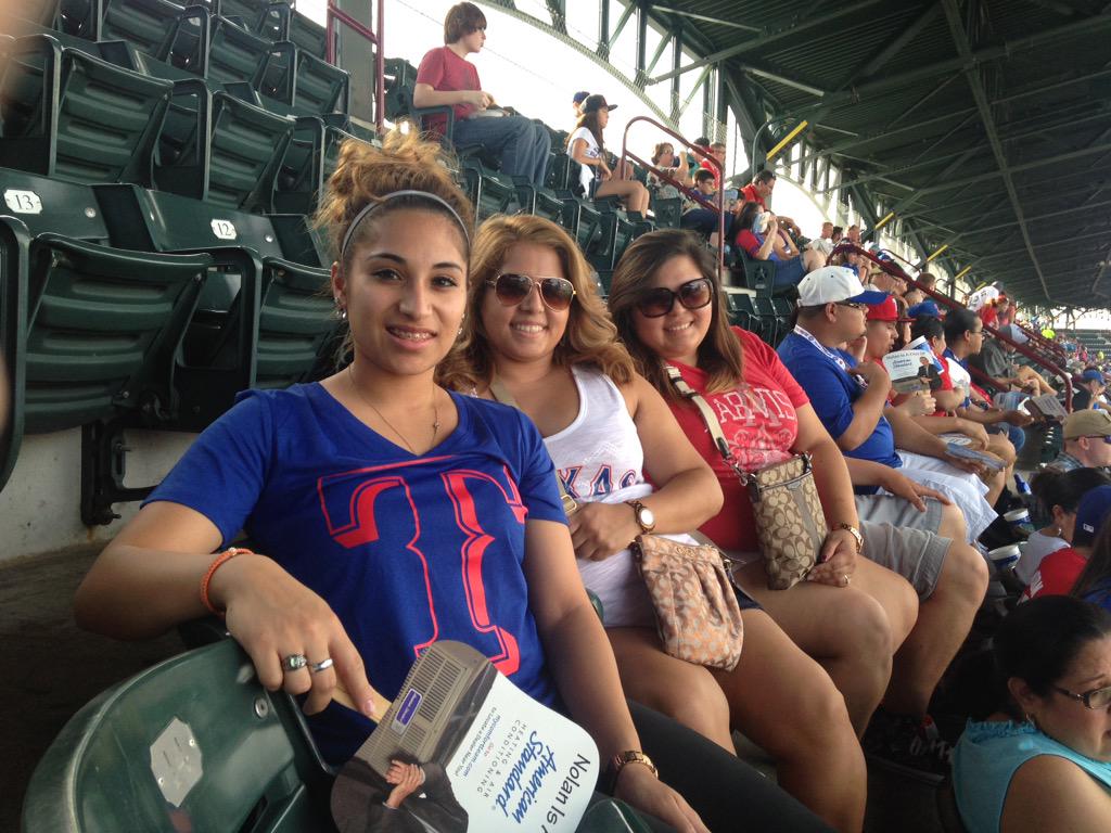 lyssag90's tweet photo. Red white and blue sisters!! @Rangers http://t.co/aXkWi4m14o