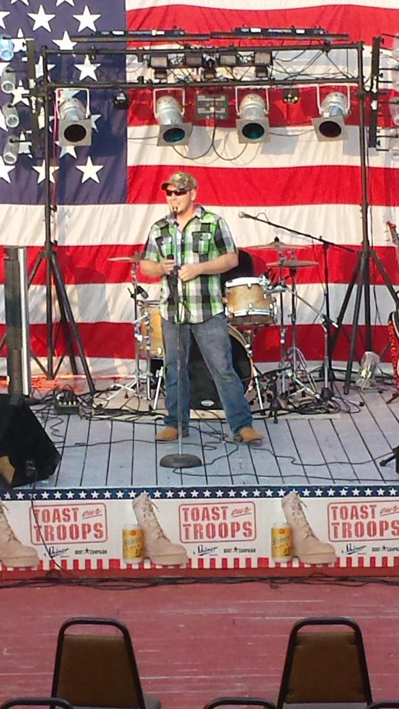 3MommaDuke's tweet photo. Watching Chris McGee at #RedZone in Marion waiting on @jbaaron. Chris is a master! #CountryConcert #EliTellor http://t.co/qjA1jCl3Az