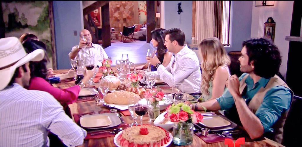 marcelacaetanoo's tweet photo. 🇭️🇴️🇾️
╰━╮
@TierradeReyes🐎Esta❤Puro❤Amor😍#CompromisoSamDrea😍
@CHRISDELACAMPA👉@ScarletGruber👉9PM/8C @Telemundo👇 http://t.co/slYguDvnTx