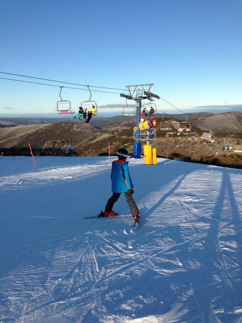 danielhaughey's tweet photo. #stacksoffun @_hotham blue skies & snow http://t.co/gcS5VTyYY0
