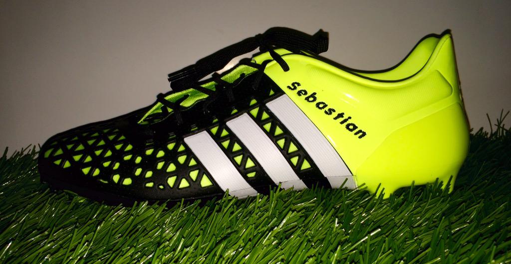 marcatuguayo's tweet photo. Acabamos de personalizar los guayos de @sesabe3095 !! Precios desde $30.000!! Contáctanos!! #adidasco #ACE15 #guayos http://t.co/Adw8C2S0Ha