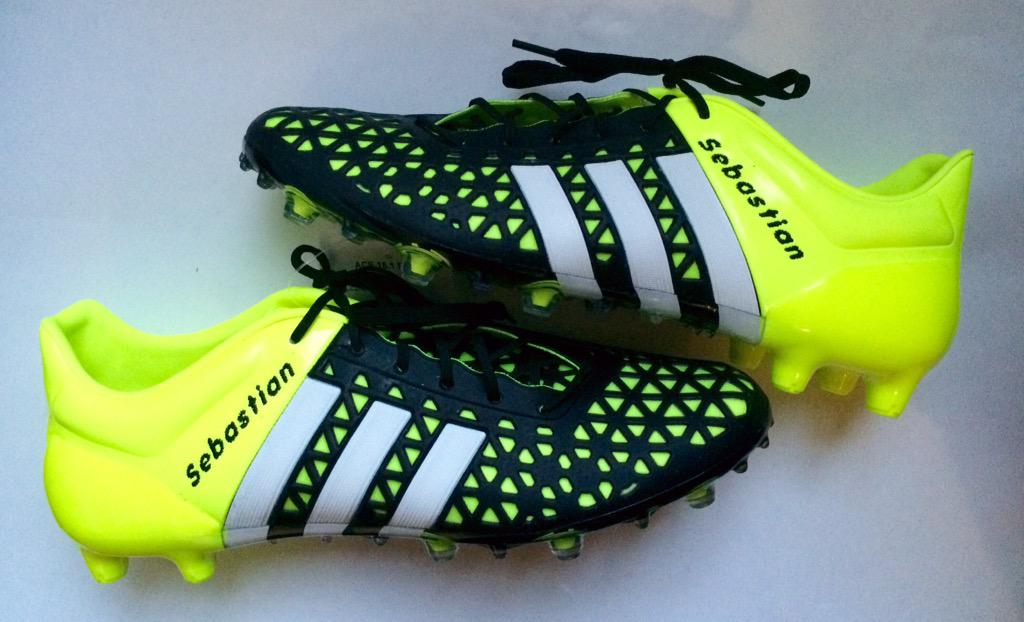marcatuguayo's tweet photo. Acabamos de personalizar los guayos de @sesabe3095 !! Precios desde $30.000!! Contáctanos!! #adidasco #ACE15 #guayos http://t.co/Adw8C2S0Ha