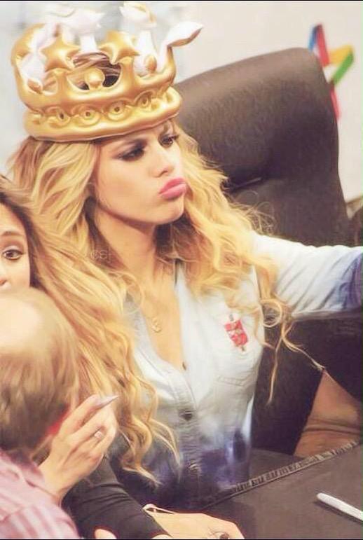 bieuphoriaa's tweet image. No es mas perfecta porque no se puede nomás #LoopOff5H