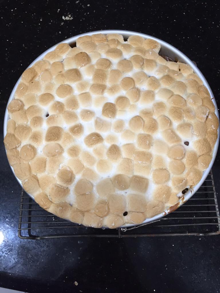 SweetDeductions's tweet photo. It's the start of a S'mores Cheesecake #summer #yum #4thofjuly http://t.co/gv8HddPI8q