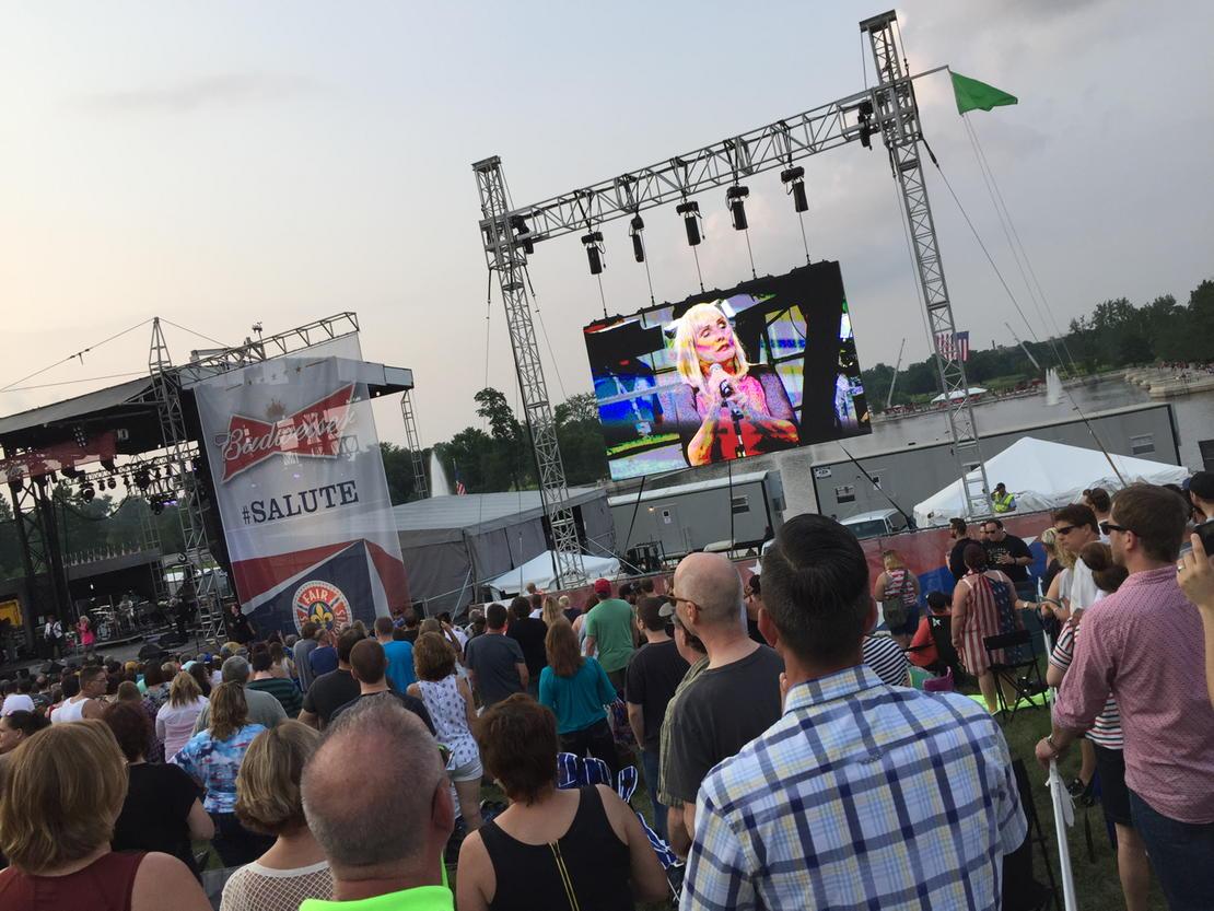 joethecritic's tweet photo. Blondie is schooling the kids that groove is in the heart. http://t.co/8IIp1or0te